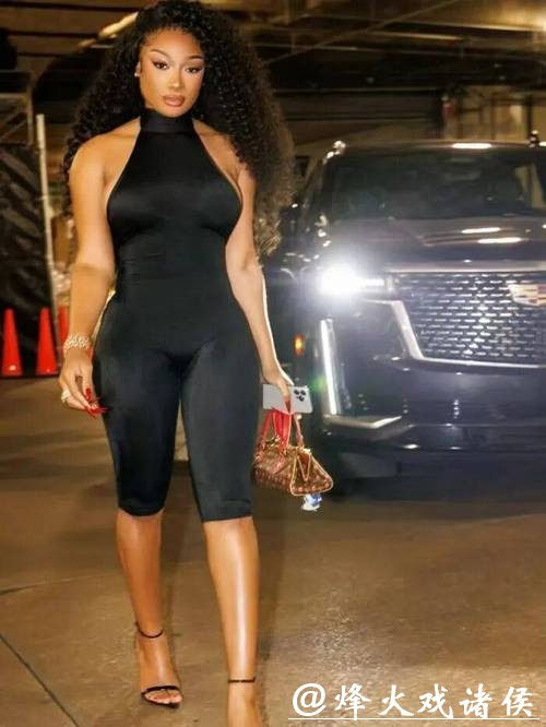 真爱实锤!克莱汤普森傲娇注视女友 身材诱人眼神迷离难掩宠溺 真爱实锤!克莱汤普森傲娇注视女友 身材诱人眼神迷离难掩宠溺